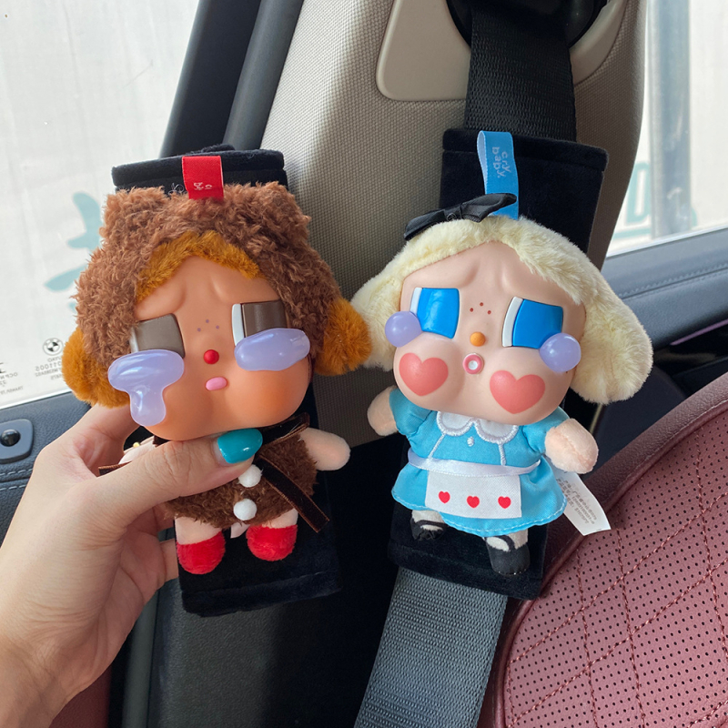 Automašīnas drošības jostu spilventiņš - pūkains ar Crybaby motīvu, dekoratīvs aksesuārs - Zīmols: Beautiful Night Thoughts; Materiāls: plīša; Svars: 100 g; Tips: Dekors