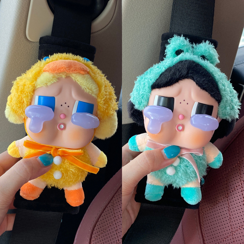 Automašīnas drošības jostu spilventiņš - pūkains ar Crybaby motīvu, dekoratīvs aksesuārs - Zīmols: Beautiful Night Thoughts; Materiāls: plīša; Svars: 100 g; Tips: Dekors