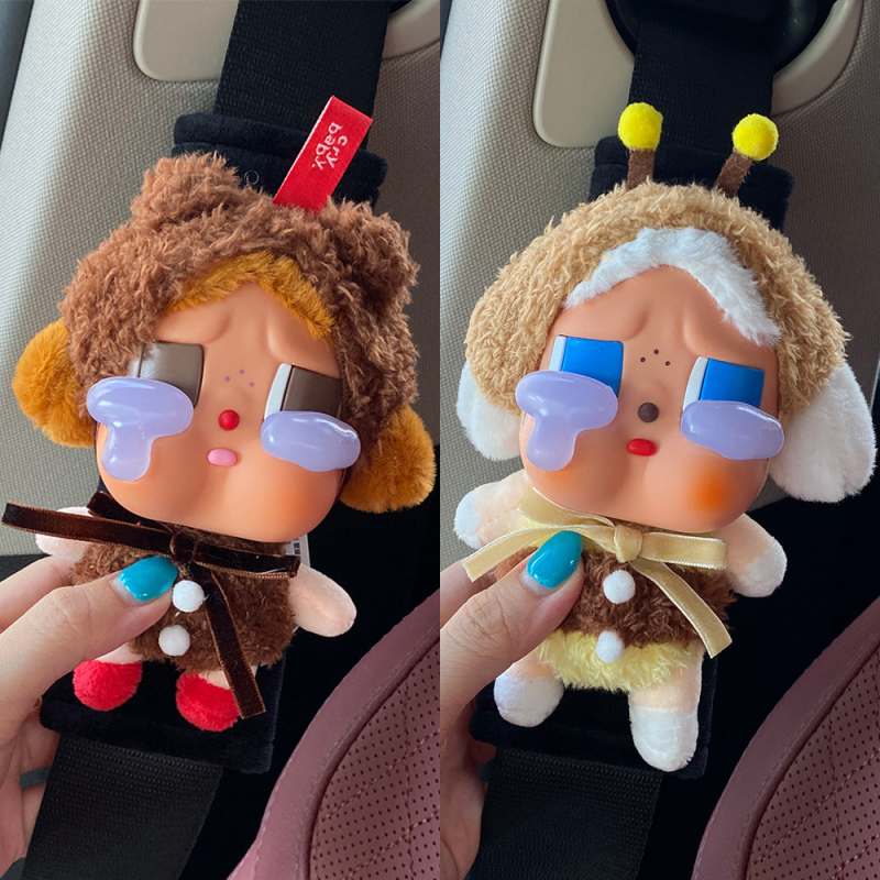 Automašīnas drošības jostu spilventiņš - pūkains ar Crybaby motīvu, dekoratīvs aksesuārs - Zīmols: Beautiful Night Thoughts; Materiāls: plīša; Svars: 100 g; Tips: Dekors