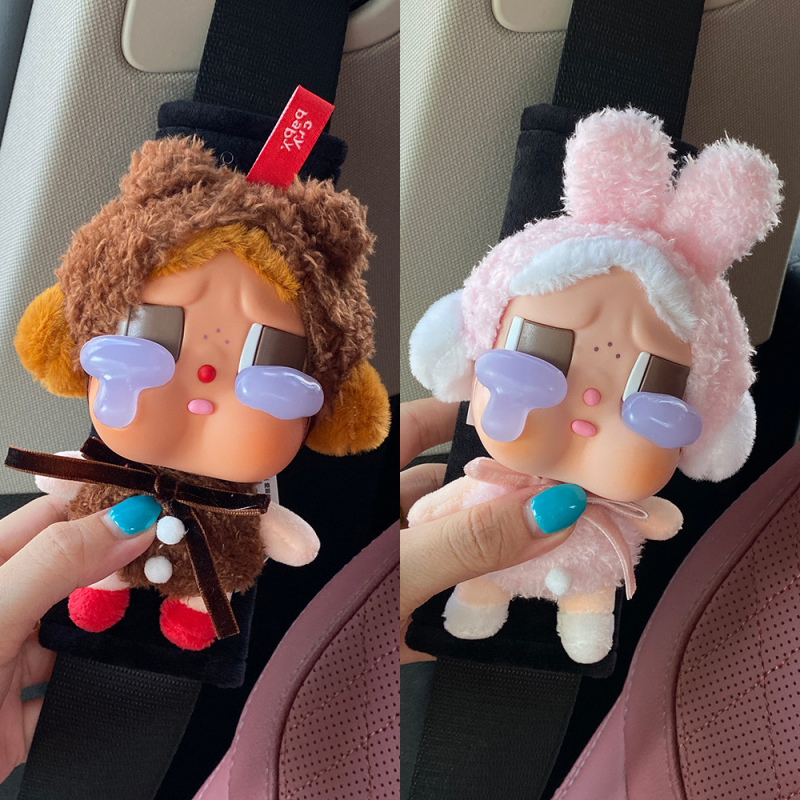 Automašīnas drošības jostu spilventiņš - pūkains ar Crybaby motīvu, dekoratīvs aksesuārs - Zīmols: Beautiful Night Thoughts; Materiāls: plīša; Svars: 100 g; Tips: Dekors