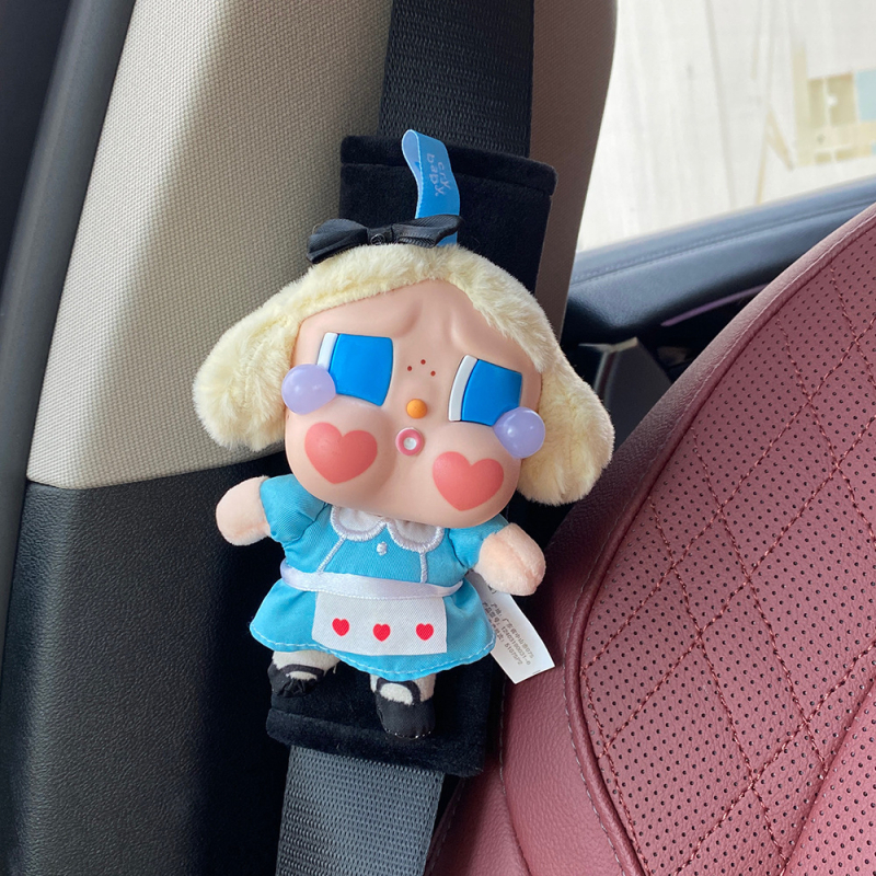 Automašīnas drošības jostu spilventiņš - pūkains ar Crybaby motīvu, dekoratīvs aksesuārs - Zīmols: Beautiful Night Thoughts; Materiāls: plīša; Svars: 100 g; Tips: Dekors