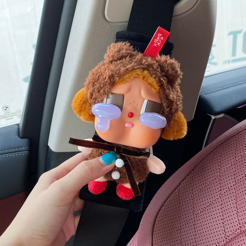 Automašīnas drošības jostu spilventiņš - pūkains ar Crybaby motīvu, dekoratīvs aksesuārs - Zīmols: Beautiful Night Thoughts; Materiāls: plīša; Svars: 100 g; Tips: Dekors