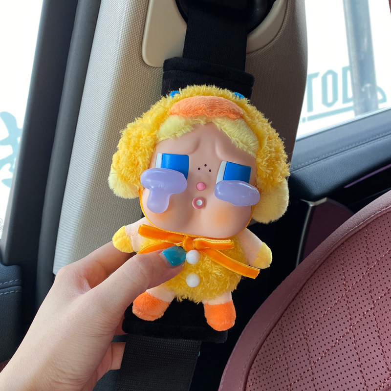 Automašīnas drošības jostu spilventiņš - pūkains ar Crybaby motīvu, dekoratīvs aksesuārs - Zīmols: Beautiful Night Thoughts; Materiāls: plīša; Svars: 100 g; Tips: Dekors