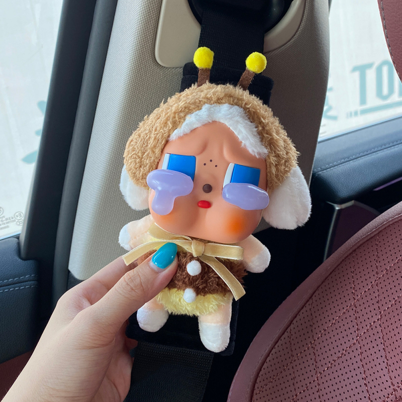 Automašīnas drošības jostu spilventiņš - pūkains ar Crybaby motīvu, dekoratīvs aksesuārs - Zīmols: Beautiful Night Thoughts; Materiāls: plīša; Svars: 100 g; Tips: Dekors