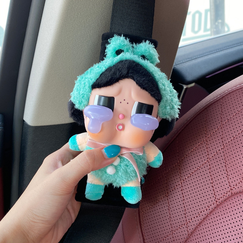 Automašīnas drošības jostu spilventiņš - pūkains ar Crybaby motīvu, dekoratīvs aksesuārs - Zīmols: Beautiful Night Thoughts; Materiāls: plīša; Svars: 100 g; Tips: Dekors