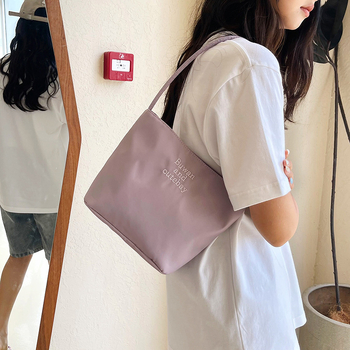 Nylon bucket torba, street fashion stil, magnetska kopča, džep za telefon, proljeće 2025