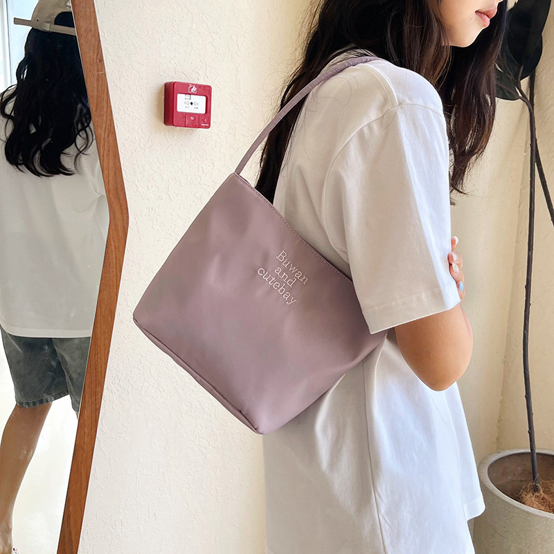 Nylon bucket torba, street fashion stil, magnetska kopča, džep za telefon, proljeće 2025