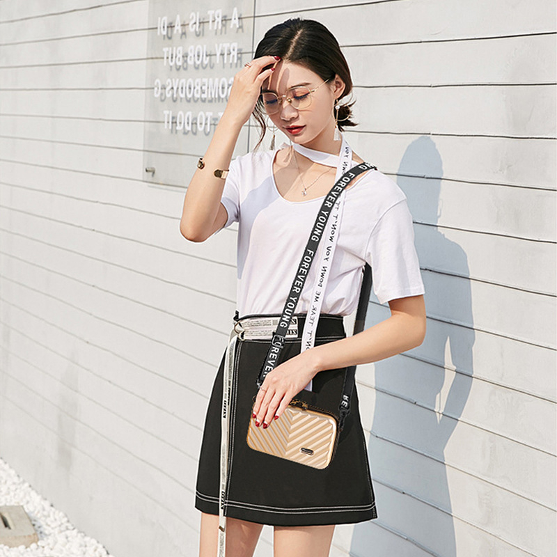 Козметична чанта с твърд корпус, водоустойчива PVC, разширение и цип, модел на райета