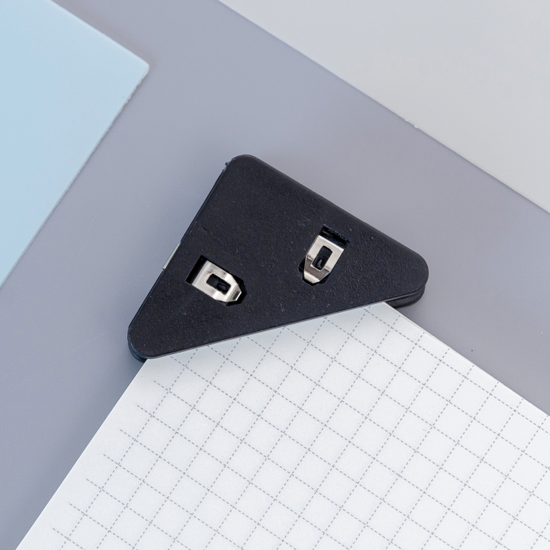 Klip za bočni kut fascikle, trokutasti dizajn, plastični, model 501, Official Recovery