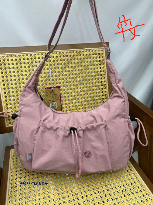 Chi Leopard Crossbody torba – najlon, horizontalni kvadratni oblik, zatvaranje na zip, unutarnji džep sa zipom