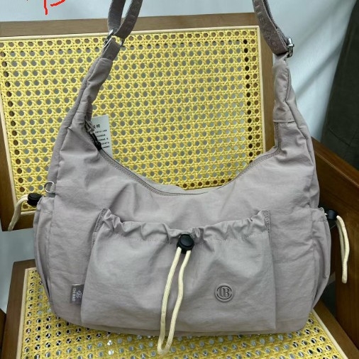 Chi Leopard Crossbody torba – najlon, horizontalni kvadratni oblik, zatvaranje na zip, unutarnji džep sa zipom