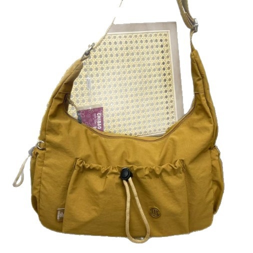Chi Leopard Crossbody torba – najlon, horizontalni kvadratni oblik, zatvaranje na zip, unutarnji džep sa zipom