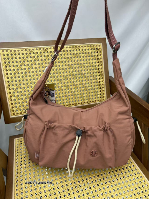 Chi Leopard Crossbody torba – najlon, horizontalni kvadratni oblik, zatvaranje na zip, unutarnji džep sa zipom
