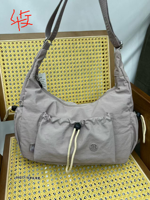 Chi Leopard Crossbody torba – najlon, horizontalni kvadratni oblik, zatvaranje na zip, unutarnji džep sa zipom