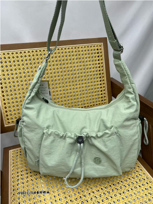 Chi Leopard Crossbody torba – najlon, horizontalni kvadratni oblik, zatvaranje na zip, unutarnji džep sa zipom
