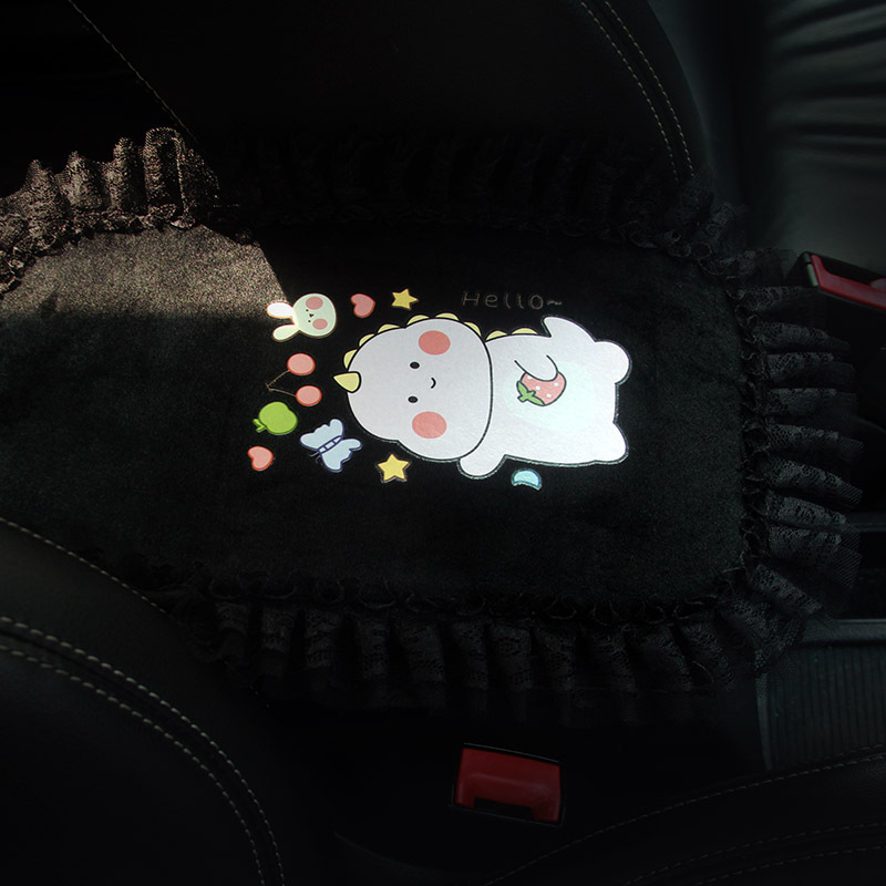 Automašīnas centrālās rokas balstāmās spilventiņš ar karikatūras mežģīņu dizainu; velūra materiāls; zīmols Vika; piemērots atveramai rokasbaltei