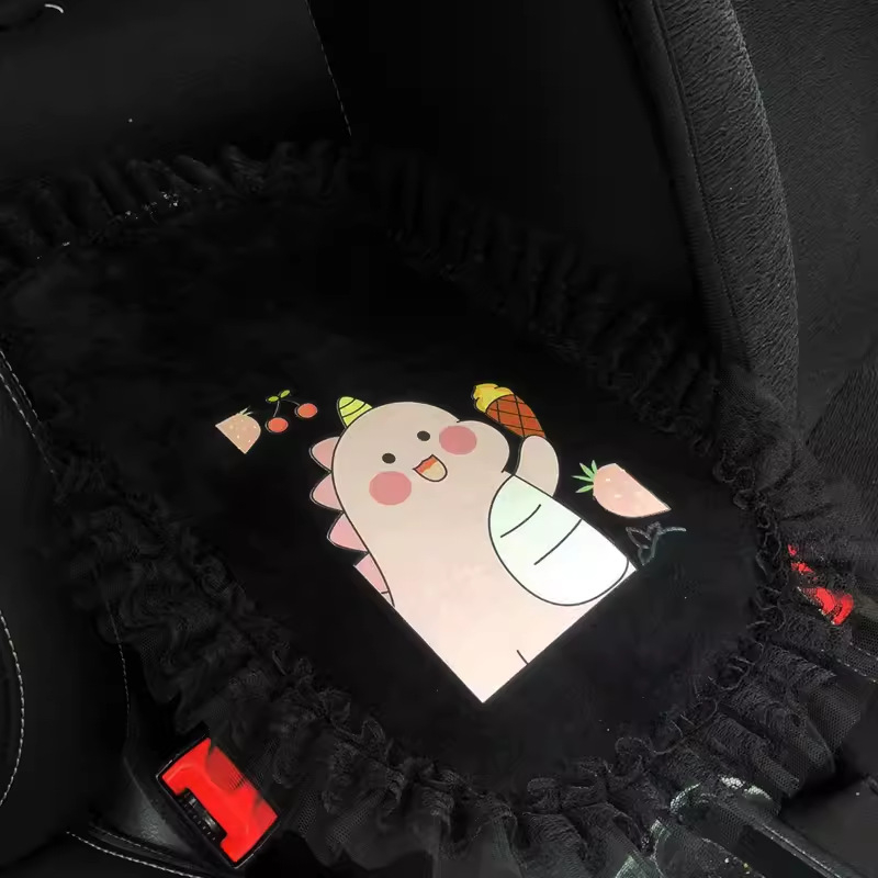 Automašīnas centrālās rokas balstāmās spilventiņš ar karikatūras mežģīņu dizainu; velūra materiāls; zīmols Vika; piemērots atveramai rokasbaltei