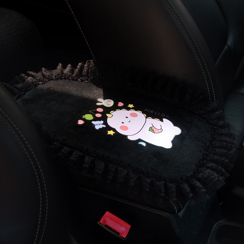 Automašīnas centrālās rokas balstāmās spilventiņš ar karikatūras mežģīņu dizainu; velūra materiāls; zīmols Vika; piemērots atveramai rokasbaltei