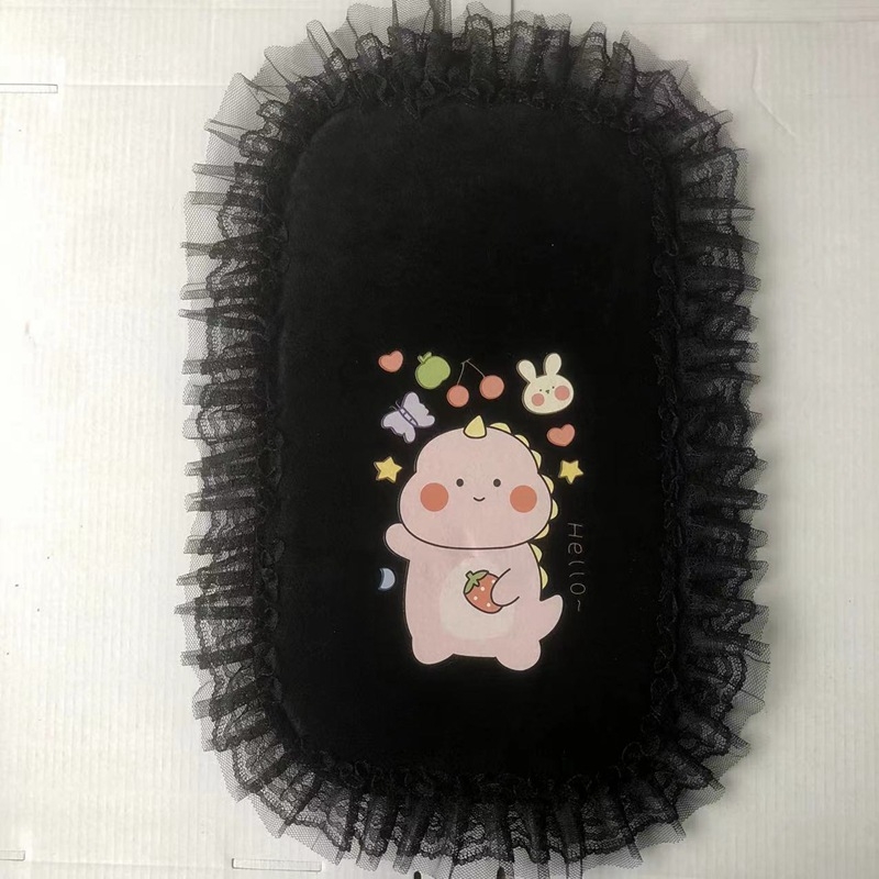 Automašīnas centrālās rokas balstāmās spilventiņš ar karikatūras mežģīņu dizainu; velūra materiāls; zīmols Vika; piemērots atveramai rokasbaltei