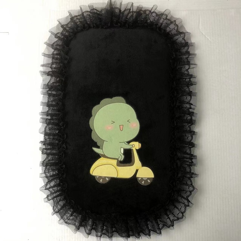 Automašīnas centrālās rokas balstāmās spilventiņš ar karikatūras mežģīņu dizainu; velūra materiāls; zīmols Vika; piemērots atveramai rokasbaltei