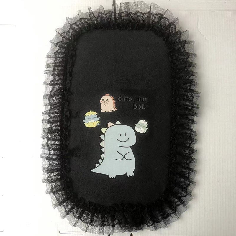 Automašīnas centrālās rokas balstāmās spilventiņš ar karikatūras mežģīņu dizainu; velūra materiāls; zīmols Vika; piemērots atveramai rokasbaltei