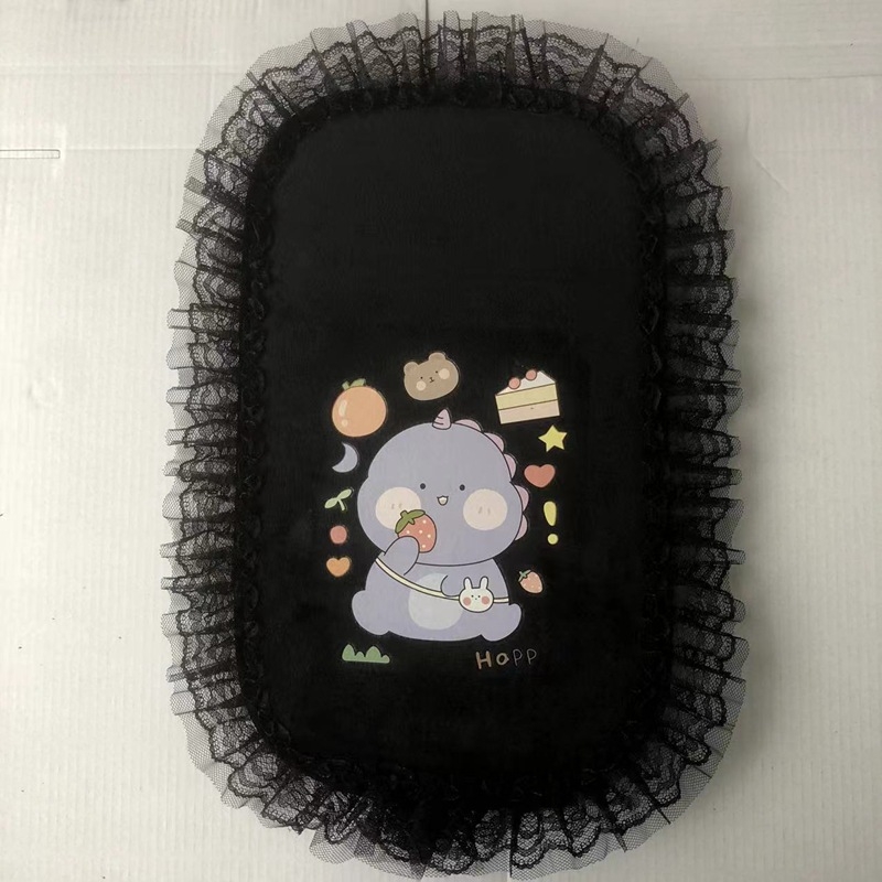 Automašīnas centrālās rokas balstāmās spilventiņš ar karikatūras mežģīņu dizainu; velūra materiāls; zīmols Vika; piemērots atveramai rokasbaltei