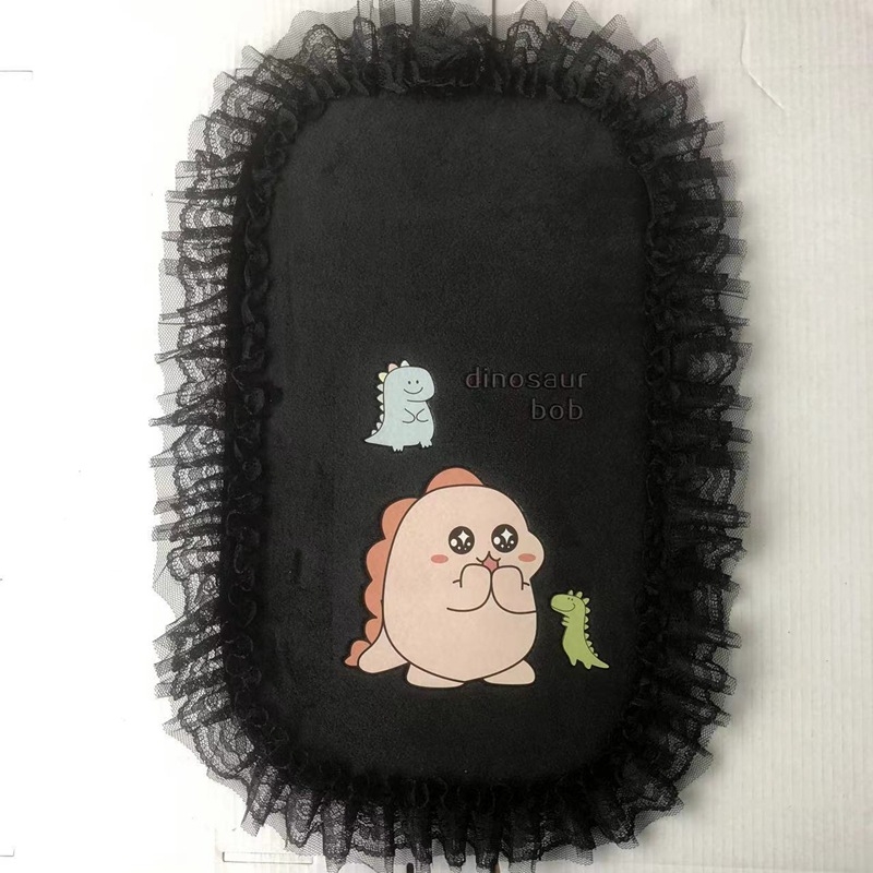 Automašīnas centrālās rokas balstāmās spilventiņš ar karikatūras mežģīņu dizainu; velūra materiāls; zīmols Vika; piemērots atveramai rokasbaltei