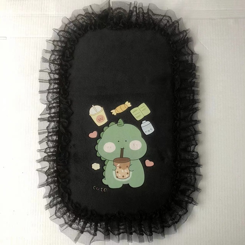 Automašīnas centrālās rokas balstāmās spilventiņš ar karikatūras mežģīņu dizainu; velūra materiāls; zīmols Vika; piemērots atveramai rokasbaltei