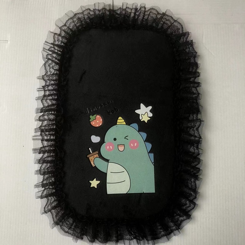 Automašīnas centrālās rokas balstāmās spilventiņš ar karikatūras mežģīņu dizainu; velūra materiāls; zīmols Vika; piemērots atveramai rokasbaltei