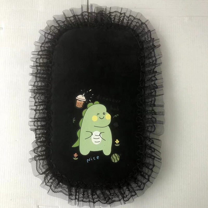 Automašīnas centrālās rokas balstāmās spilventiņš ar karikatūras mežģīņu dizainu; velūra materiāls; zīmols Vika; piemērots atveramai rokasbaltei