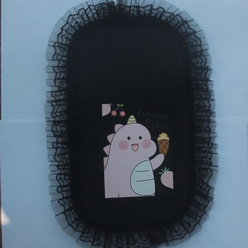 Automašīnas centrālās rokas balstāmās spilventiņš ar karikatūras mežģīņu dizainu; velūra materiāls; zīmols Vika; piemērots atveramai rokasbaltei