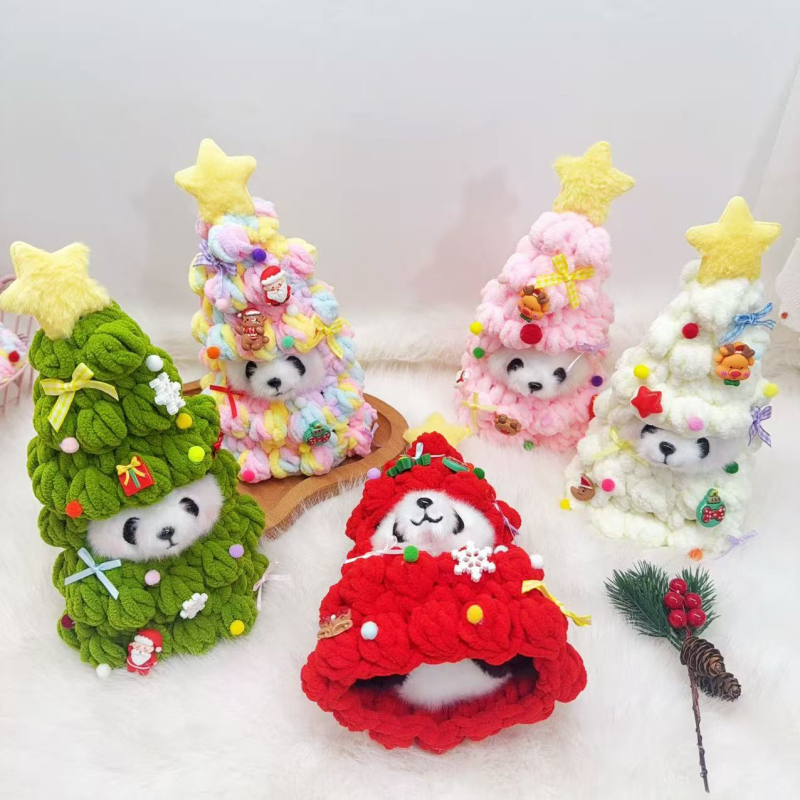 Karácsonyfadísz Panda plüss medál – Kézzel készített, Anyag: tej pamut, Karácsonyi stílus, Telefon zsinór, Testreszabható, Winter 2025 kiadás