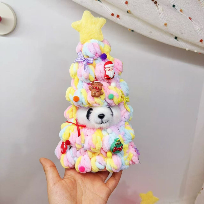 Karácsonyfadísz Panda plüss medál – Kézzel készített, Anyag: tej pamut, Karácsonyi stílus, Telefon zsinór, Testreszabható, Winter 2025 kiadás
