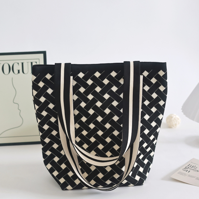 Geometrijska pletene torbica za rame, nišni dizajn, korejski stil; otvoreni gornji dio; uspravni kvadratni oblik; vanjski i podstava od poliestera; unutarnji džepovi za telefon, ID, prijenosno računalo i kameru; dvostruke naramenice