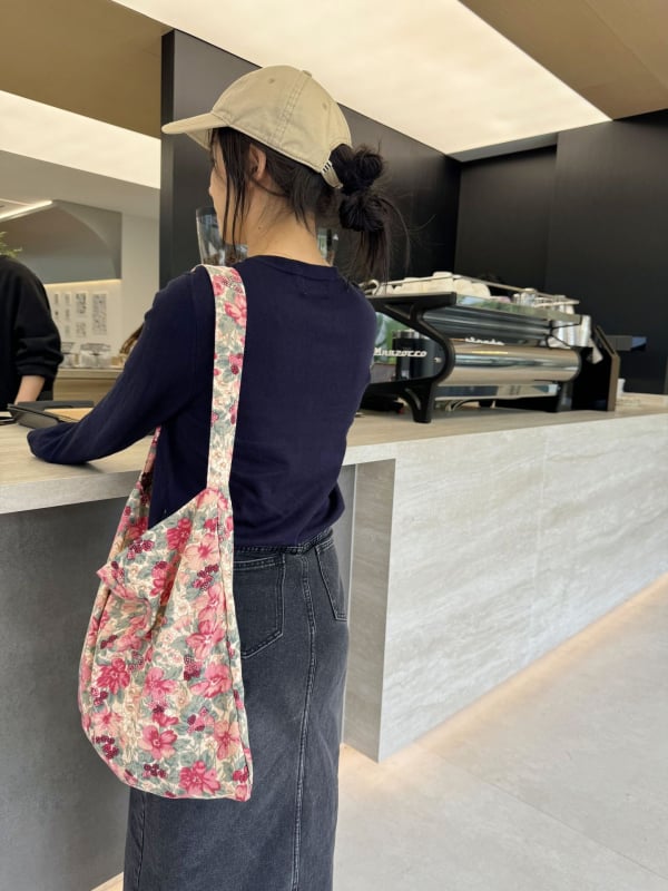 Ženska torba za ramena i crossbody - svježi cvjetni poliester, vodoravni kvadratni oblik, otvoreni gornji dio, vanjski otvoreni džep