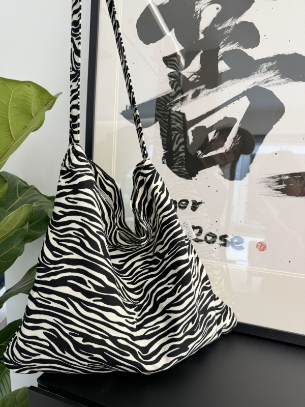 Ženska torba za ramena i crossbody - svježi cvjetni poliester, vodoravni kvadratni oblik, otvoreni gornji dio, vanjski otvoreni džep