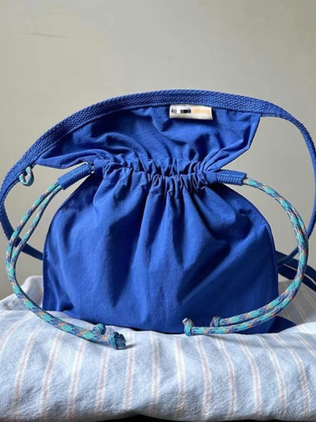 Crossbody torba s osvježavajućim i slatkim stilom, najlon materijal, zatvaranje šnuralom, unutarnji džep za mobitel.
