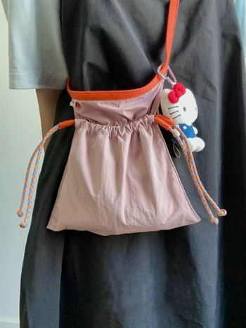 Crossbody torba s osvježavajućim i slatkim stilom, najlon materijal, zatvaranje šnuralom, unutarnji džep za mobitel.