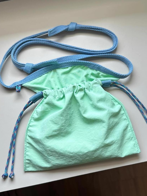 Crossbody torba s osvježavajućim i slatkim stilom, najlon materijal, zatvaranje šnuralom, unutarnji džep za mobitel.