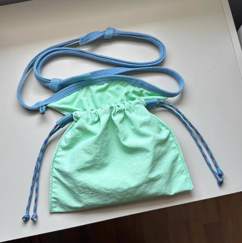 Crossbody torba s osvježavajućim i slatkim stilom, najlon materijal, zatvaranje šnuralom, unutarnji džep za mobitel.