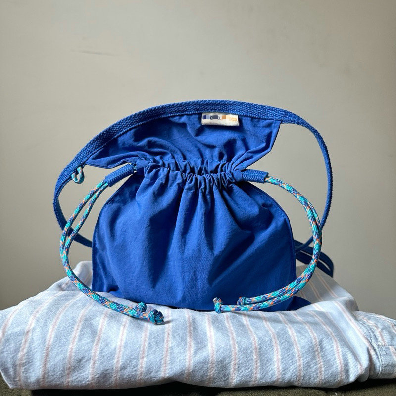 Crossbody torba s osvježavajućim i slatkim stilom, najlon materijal, zatvaranje šnuralom, unutarnji džep za mobitel.