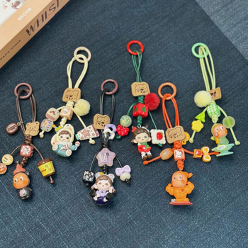 Privezak za telefon i ključeve s DIY preslatkim lutkicama od perli (ručno izrađene perle; materijal: plastika/smola; uzorak: zvijezdice, sunce i mjesec, oblaci, svemir)