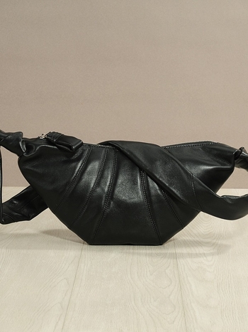 Унисекс чанта през рамо в стил кроасан, от кожа от горния слой с текстура овча кожа, цип за затваряне, подплата от плат