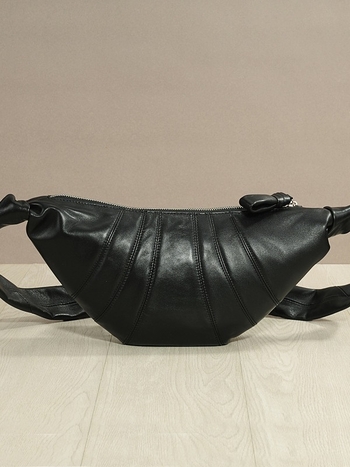 Унисекс чанта през рамо в стил кроасан, от кожа от горния слой с текстура овча кожа, цип за затваряне, подплата от плат