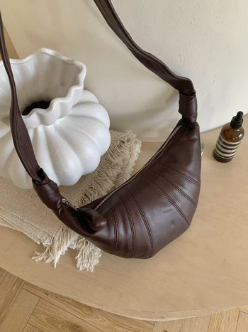 Унисекс чанта през рамо в стил кроасан, от кожа от горния слой с текстура овча кожа, цип за затваряне, подплата от плат