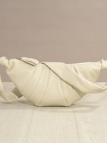 Унисекс чанта през рамо в стил кроасан, от кожа от горния слой с текстура овча кожа, цип за затваряне, подплата от плат