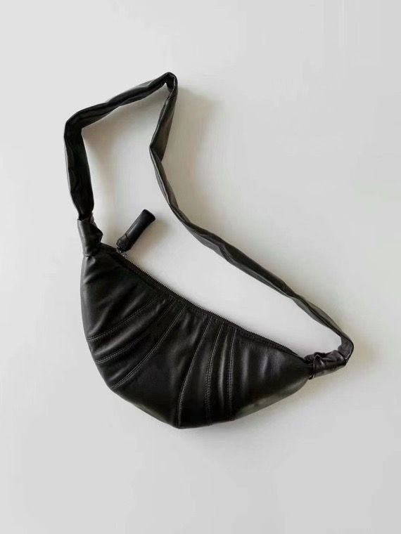 Унисекс чанта през рамо в стил кроасан, от кожа от горния слой с текстура овча кожа, цип за затваряне, подплата от плат