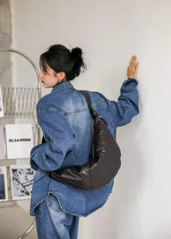 Унисекс чанта през рамо в стил кроасан, от кожа от горния слой с текстура овча кожа, цип за затваряне, подплата от плат