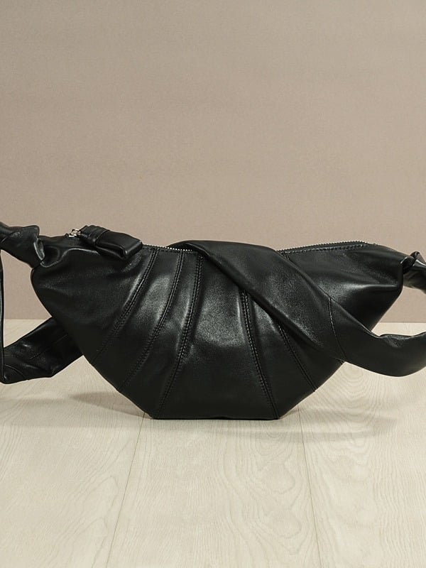 Унисекс чанта през рамо в стил кроасан, от кожа от горния слой с текстура овча кожа, цип за затваряне, подплата от плат