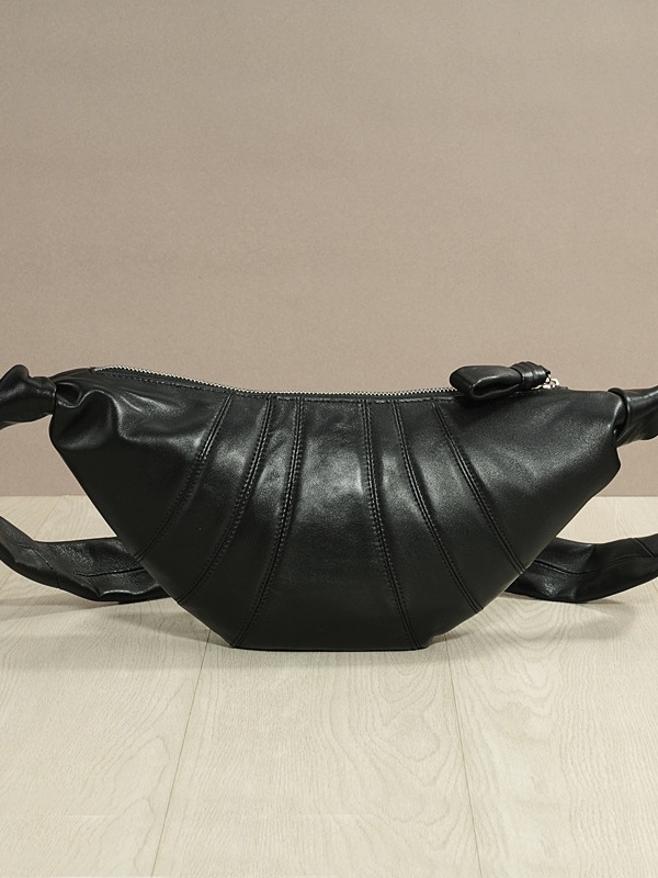 Унисекс чанта през рамо в стил кроасан, от кожа от горния слой с текстура овча кожа, цип за затваряне, подплата от плат